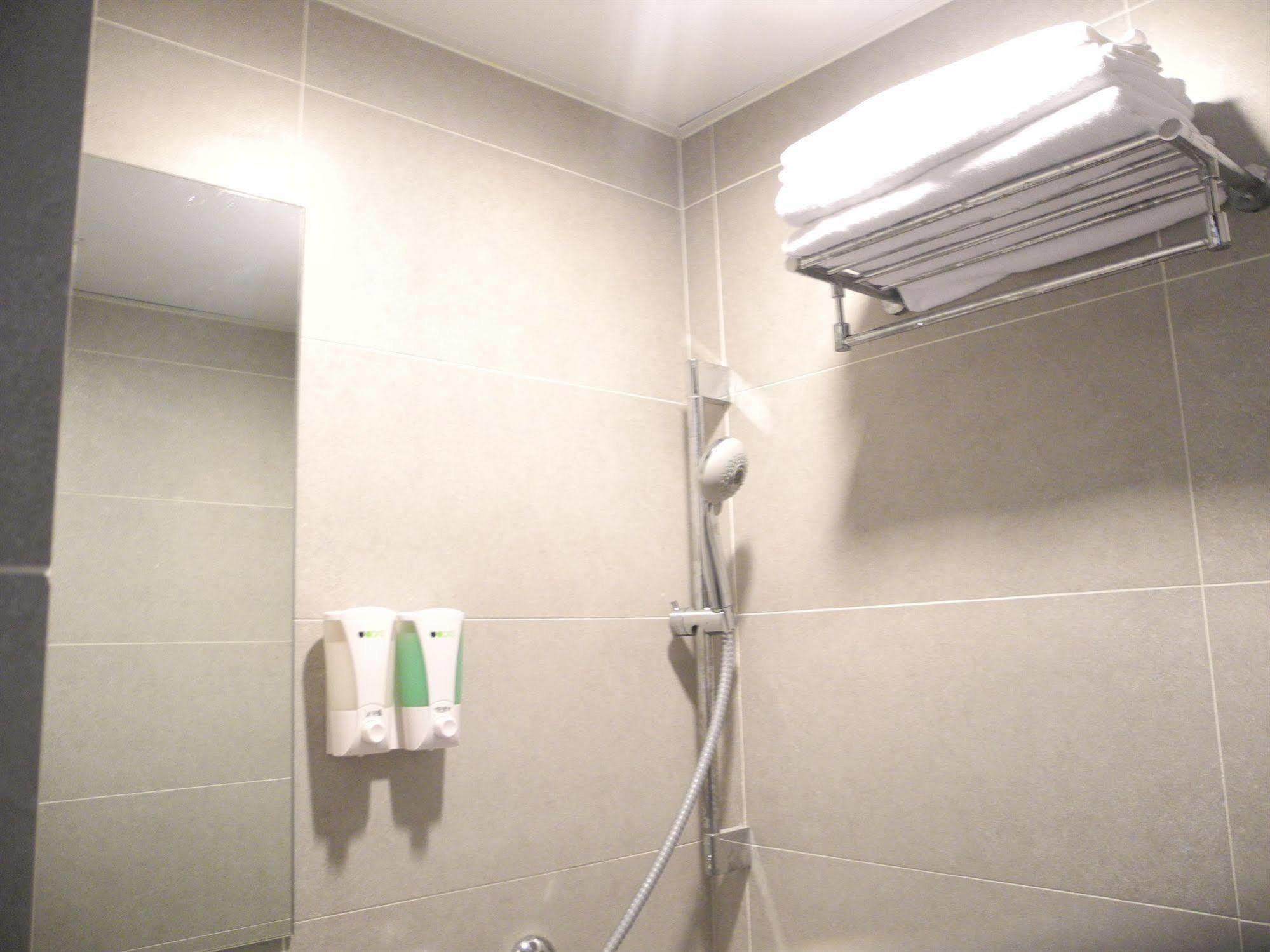 Kowloon Mongkok 1812 Guest House هونغ كونغ المظهر الخارجي الصورة